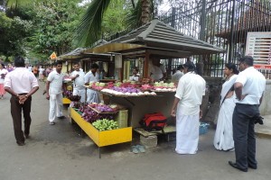 Przed wejściem do Świątyni Zęba